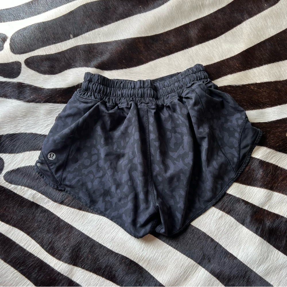 Lululemon black animals spotted camo print shorts sz 2